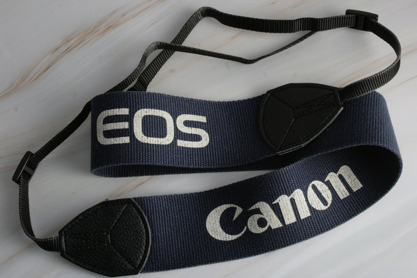 webersfotoshop Canon EOS Kameragurt marine blau mit weißer Schrift; gebraucht