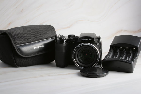 Medion MD 86888 Digitalkamera 16MP schwarz inkl. Equipment; gebraucht