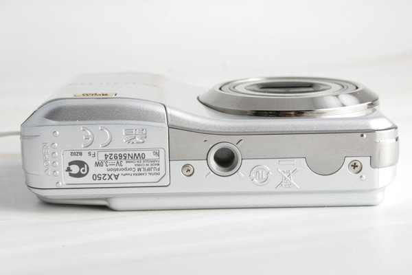 webersfotoshop Fujifilm Finepix AX250 Digitalkamera silber 14MP inkl. Equipment; gebraucht