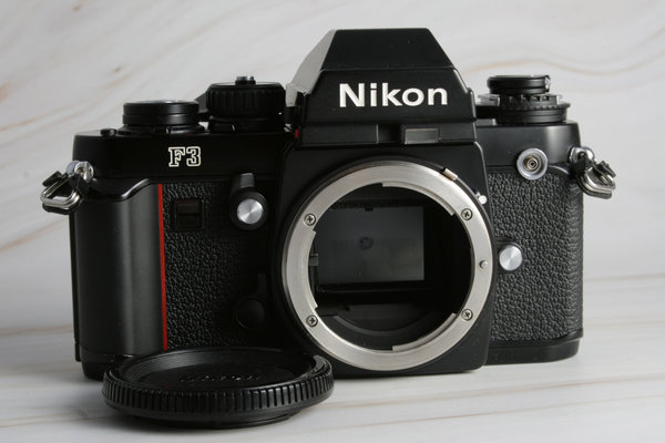 webersfotoshop Nikon F3 Gehäuse Body mit Nikon DE-2 Sucher inkl. Equipment